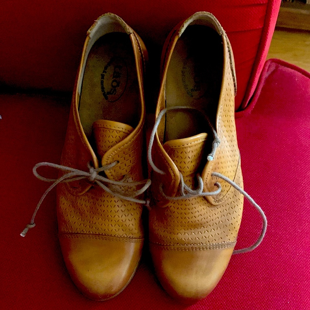 Taos leather lace up oxfords, tan (tobacco colored) size 38 (7 1/2).